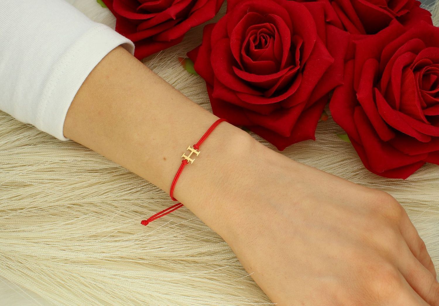 Złota bransoletka damska litera H czerwony sznurek próba 585 - BG3131v41.  Złota bransoletka z literką z 14- karatowego złota to doskonały pomysł na prezent . Delikatna bransoletka na 1.jpg