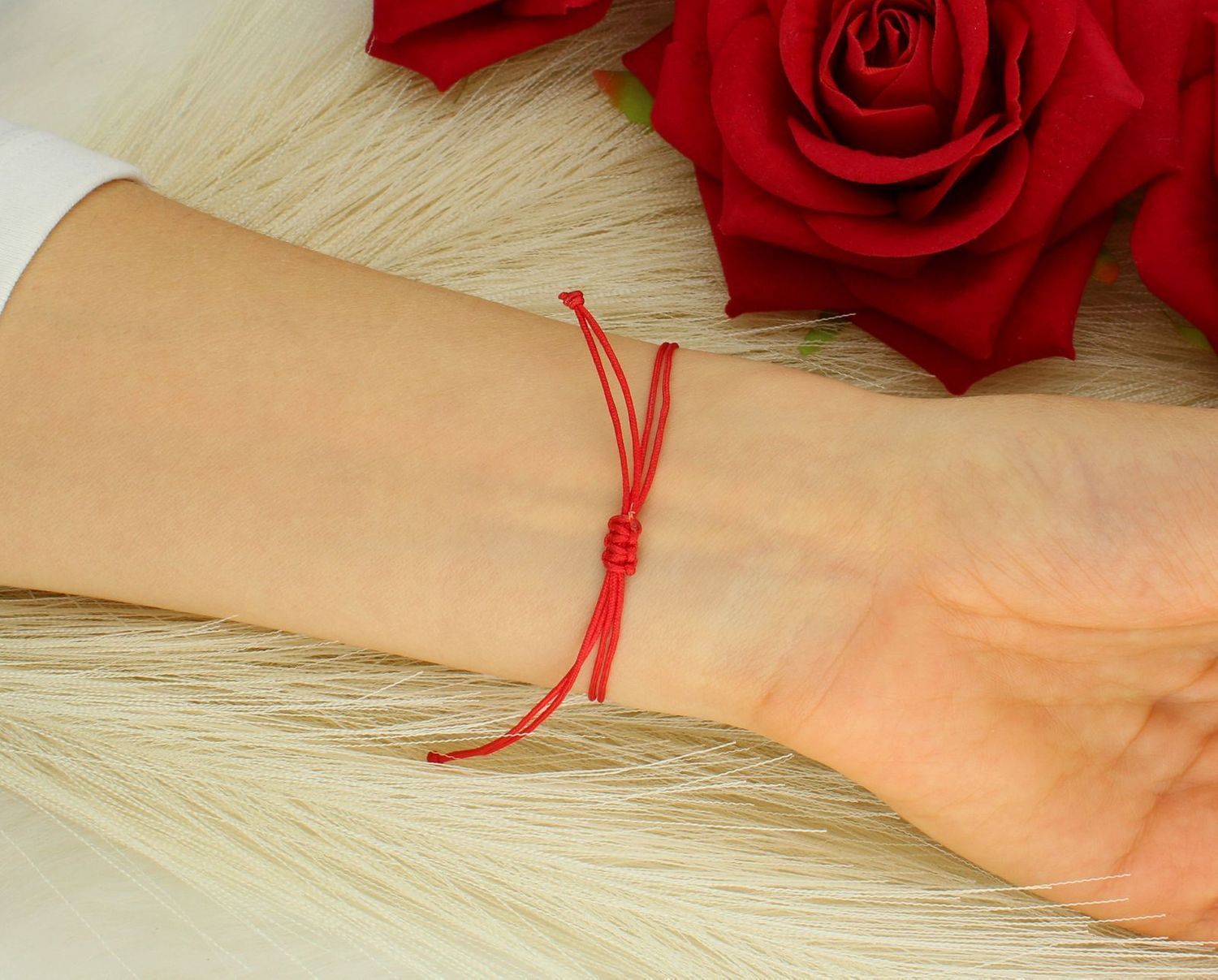 Złota bransoletka damska litera H czerwony sznurek próba 585 - BG3131v41.  Złota bransoletka z literką z 14- karatowego złota to doskonały pomysł na prezent . Delikatna bransoletka na 1.jpg