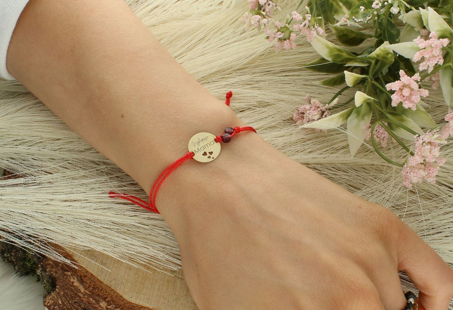 Złota bransoletka na sznurku próby 585 BG3131v48 z napisem „Najlepsza Mama” i serduszkami. Waga 1,37 g, okrągła blaszka 1,2 cm. Idealny, wzruszający prezent dla mamy.1.jpg