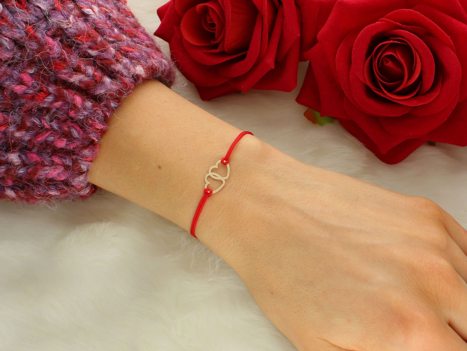 Bransoletka damska na sznureczku dwa serca pr 585, BG3131v51 Bransoletka na sznurku 585 złote dwa serduszka, wykonana z bawełnianego sznurka oraz złota próby 585. Czerwony sznurek 1.jpg