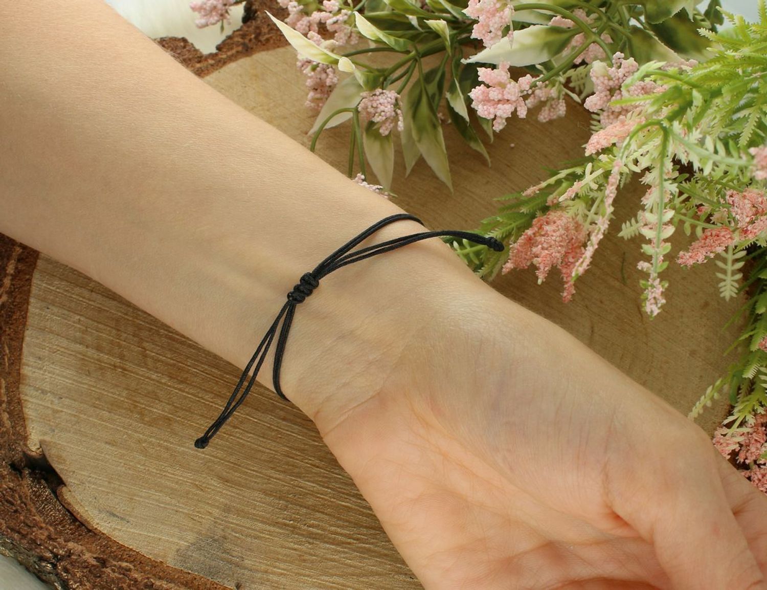 Złota bransoletka „Najlepsza Mama” na czarnym sznurku, z cyrkoniami i spinelem. Regulowana, złoto próba 585.jpg