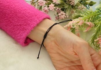 Złota bransoletka na czarnym sznureczku literka O  BG3131v62 Piękna bransoletka marki Diament, wykonana z bawełnianego sznurka oraz złota próby 585. Wyjątkowa zawieszka w kształcie3.jpg