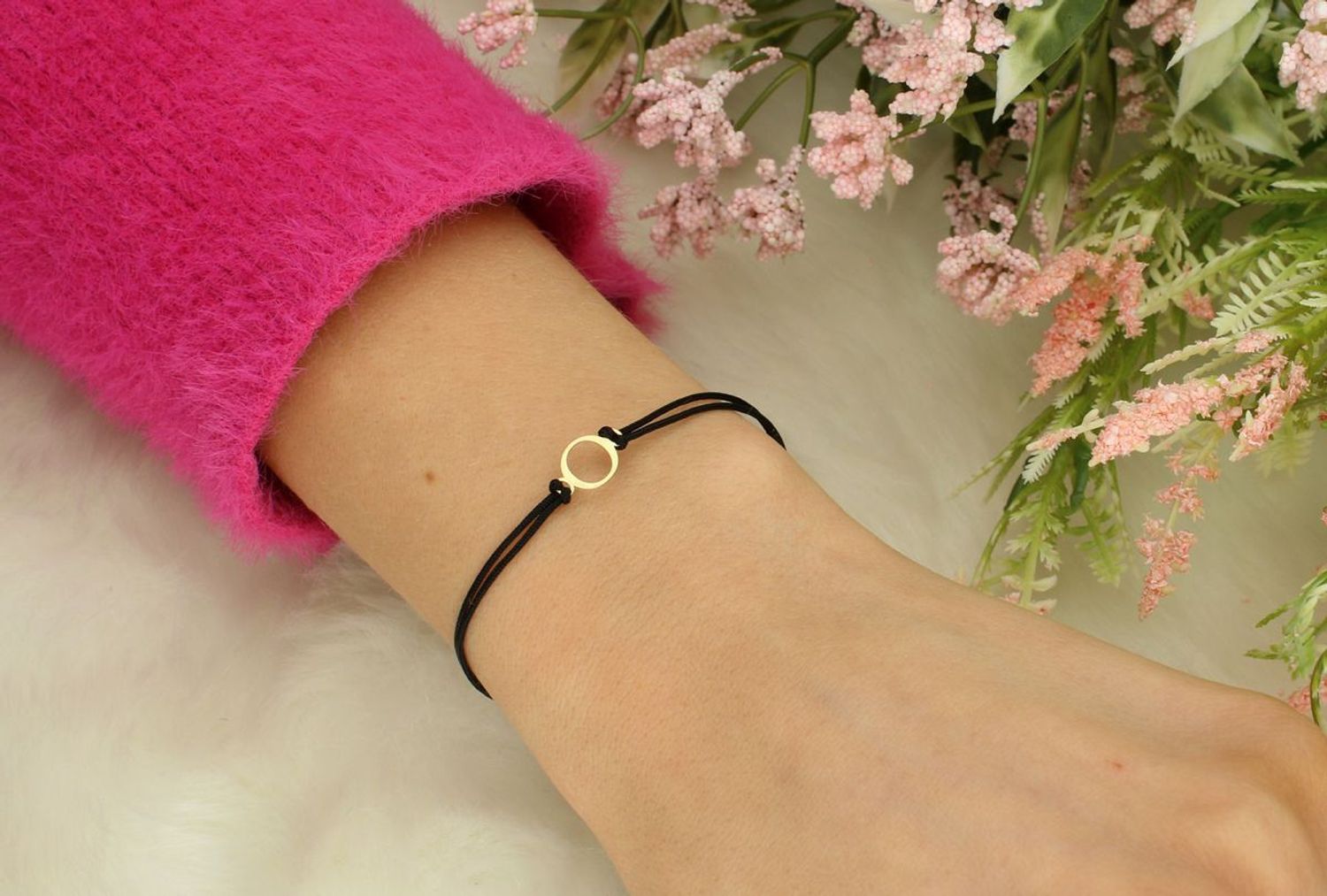 Złota bransoletka na czarnym sznureczku literka O  BG3131v62 Piękna bransoletka marki Diament, wykonana z bawełnianego sznurka oraz złota próby 585. Wyjątkowa zawieszka w kształcie 1.jpg