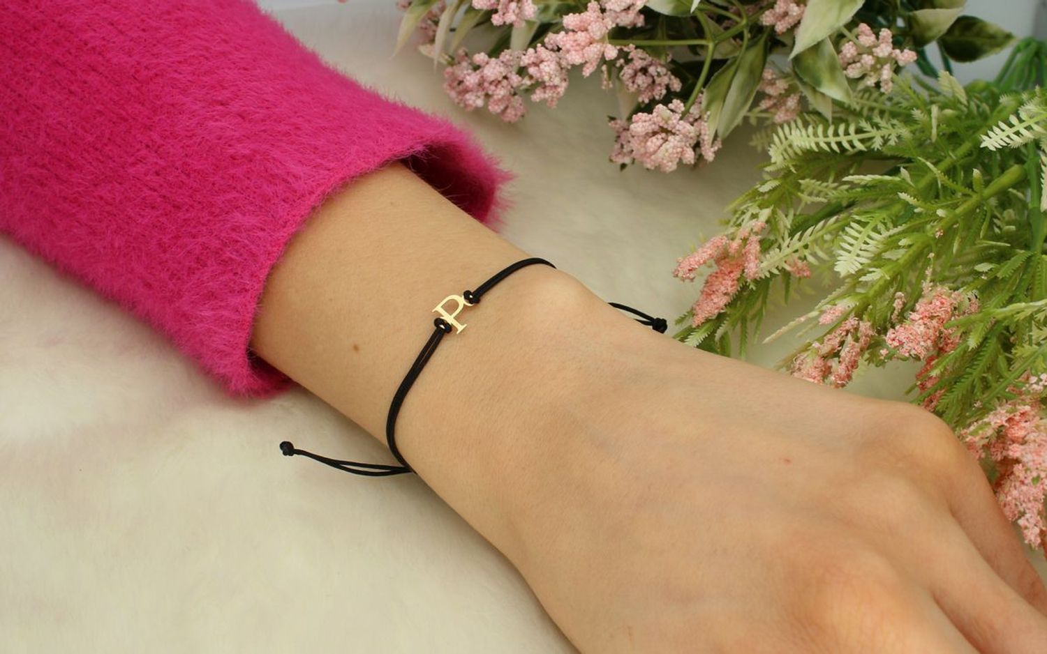 Złota bransoletka na czarnym sznureczku literka P  BG3131v64  Piękna bransoletka marki Diament, wykonana z bawełnianego sznurka oraz złota próby 585. Wyjątkowa zawieszka w kształcie 1.jpg