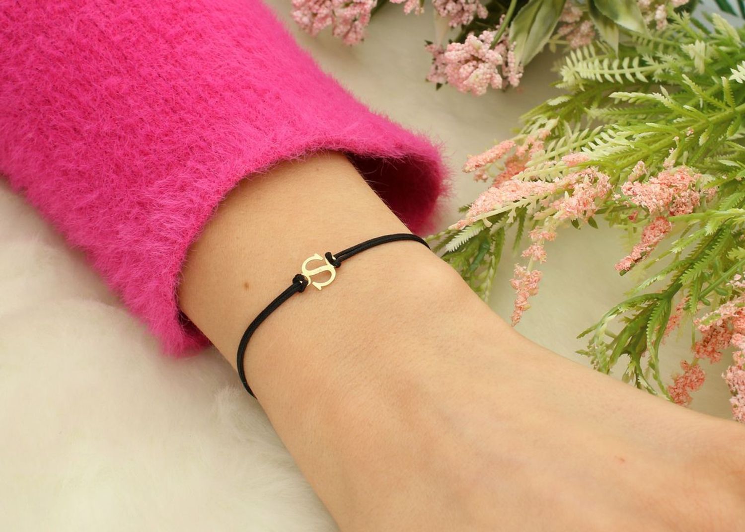 Złota bransoletka na czarnym sznureczku literka S  BG3131v68 Piękna bransoletka marki Diament, wykonana z bawełnianego sznurka oraz złota próby 585. Wyjątkowa zawieszka 1.jpg