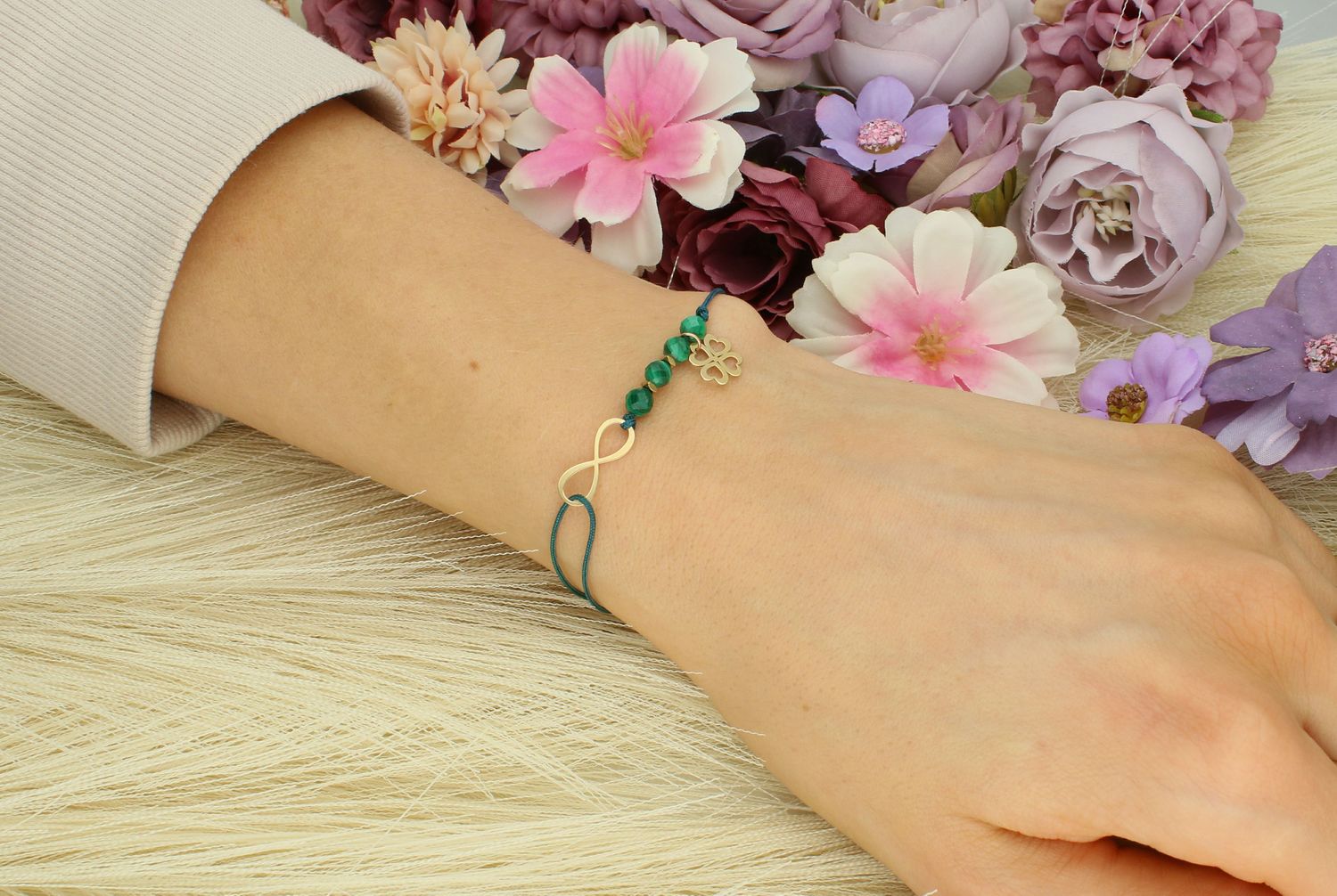 Bransoletka złota na sznureczku zielona pr 585, BG3166v4 Bransoleta złota z zielonym sznurkiem to bardzo modny, nowoczesny akcent dla kobiet lubiących podkreślać swoją indywidualność za pomocą biżuterii,1.jpg