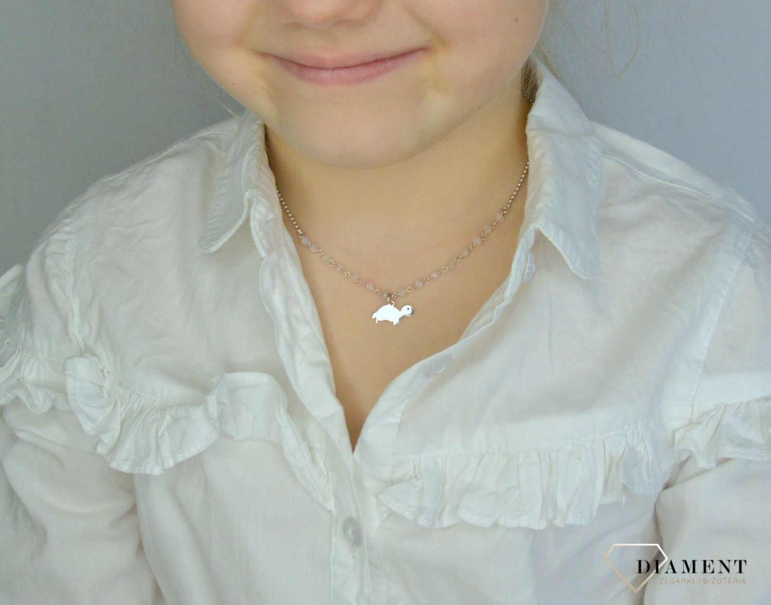 Urokliwy naszyjnik srebrny z próby 925, ozdobiony różowymi koralikami nadają kompozycji wyjątkowego wdzięku..jpg