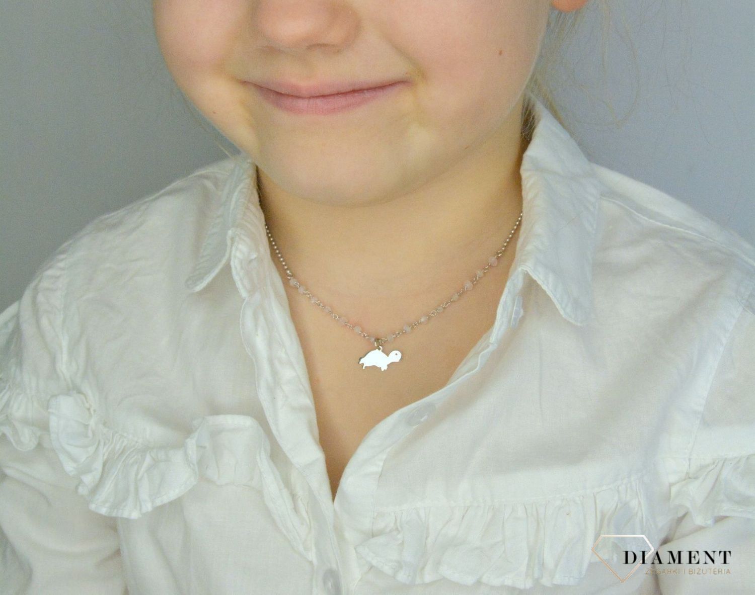 Urokliwy naszyjnik srebrny z próby 925, ozdobiony różowymi koralikami nadają kompozycji wyjątkowego wdzięku..jpg