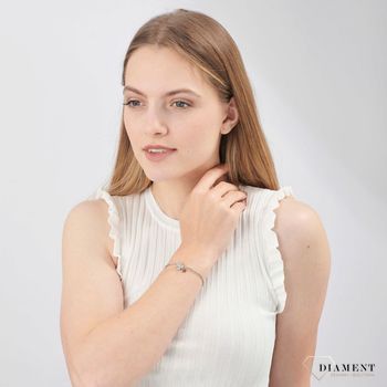 Bransoletka stalowa z koniczynką ozodbioną błyszczącą cyrkonią. Bransoletka damska wykonana ze stali. Idealny dodatek na kobiecy nadgarstek..jpg