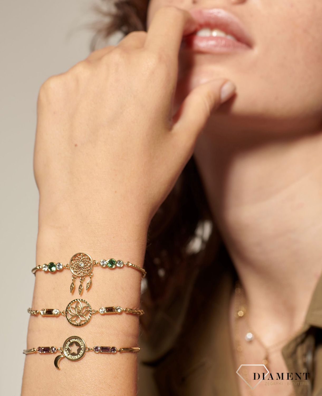 Bransoletka damska stalowa BROSWAY ''Chakra Mistyczna'' BHKB111 💎 Bransoletka wykonana ze stali w kolorze złotym 💎 Stalowa pojedyncza  bransoletka z łapaczem snów, przezroczystymi kryształami i kolorem erynitu. 💎 (4).jpg