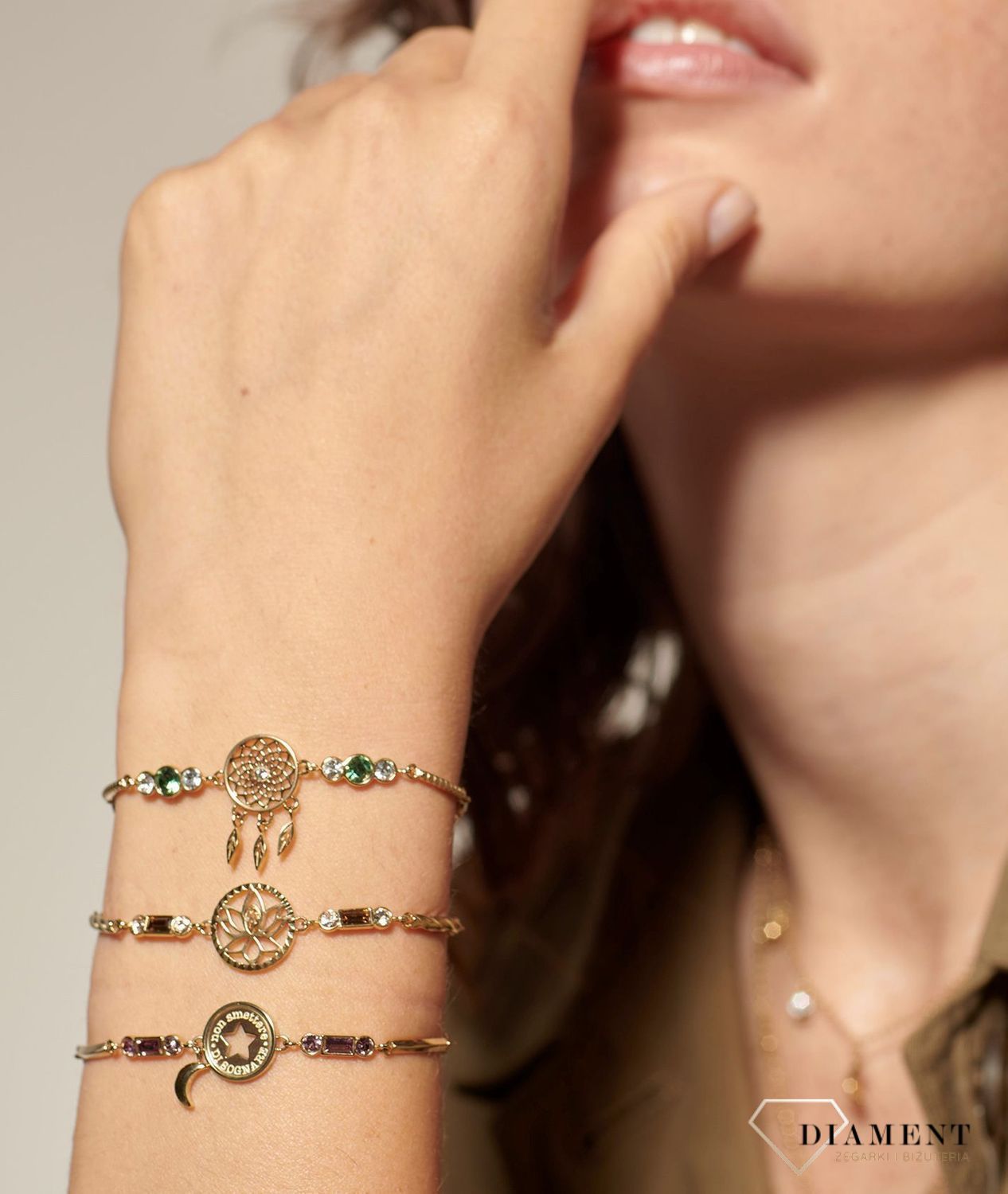 Bransoletka damska stalowa BROSWAY '' Chakra Mistyczna'' BHKB113 💎 Bransoletka wykonana ze stali w kolorze złotym 💎 Bransoletka z kwiatem lotosu, kryształami w złotym cieniu, jasnym złotym kwarcem i przydymionym topazem .jpg