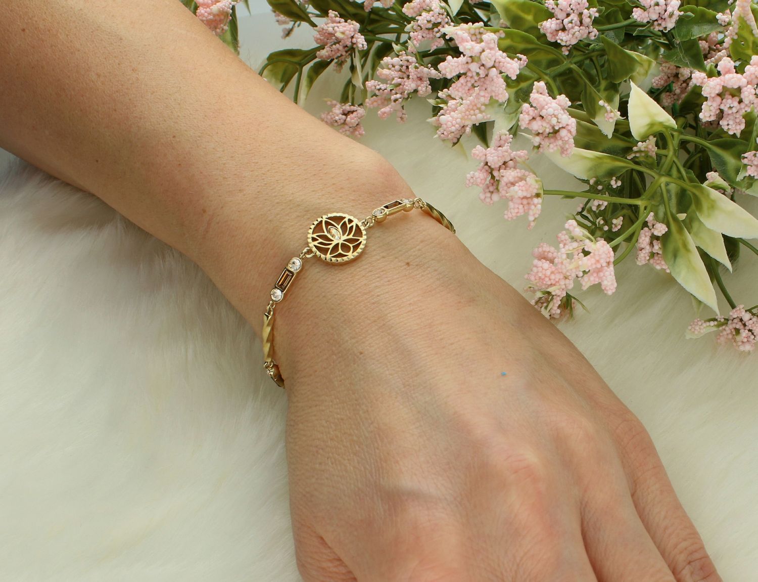 Bransoletka damska stalowa BROSWAY '' Chakra Mistyczna'' BHKB113 💎 Bransoletka wykonana ze stali w kolorze złotym 💎 Bransoletka z kwiatem lotosu, kryształami w złotym cieniu, jasnym złotym kwarcem i przydymionym topazem .jpg