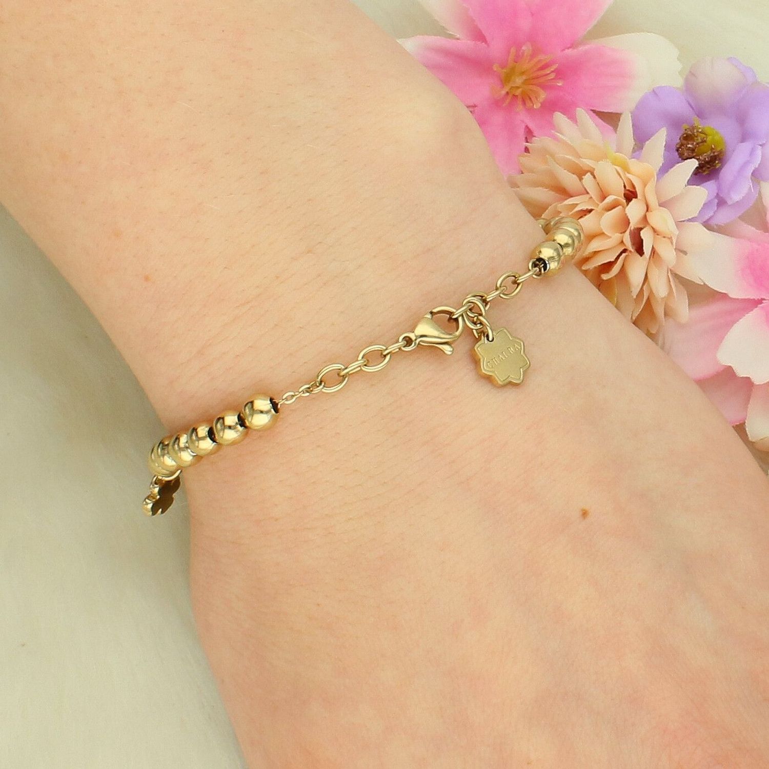 Bransoletka damska stalowa BROSWAY '' Chakra Rodzina'' BHKB166 💎 Bransoletka wykonana ze stali w kolorze złotym 💎 Bransoletka z zawieszkami w kształcie serca z grawerem Mama, czterolistną koniczyną, nieskończonością z na.jpg