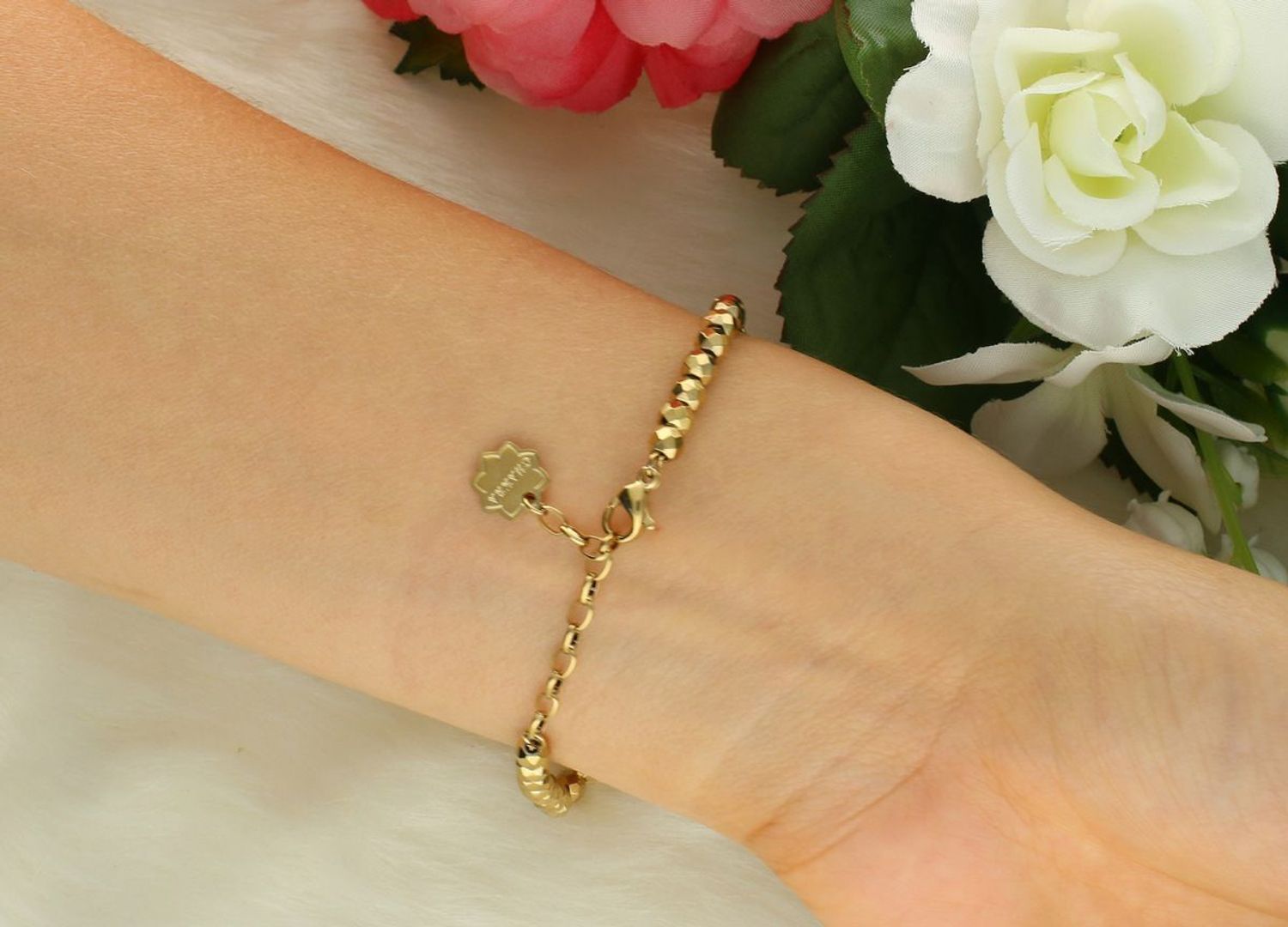 Odkryj bransoletkę Brosway Chakra BHKB250 – złota stal chirurgiczna, zawieszki z symbolami i kryształy. Biżuteria z przesłaniem w oryginalnym opakowaniu. Idealna na prezent!1.jpg