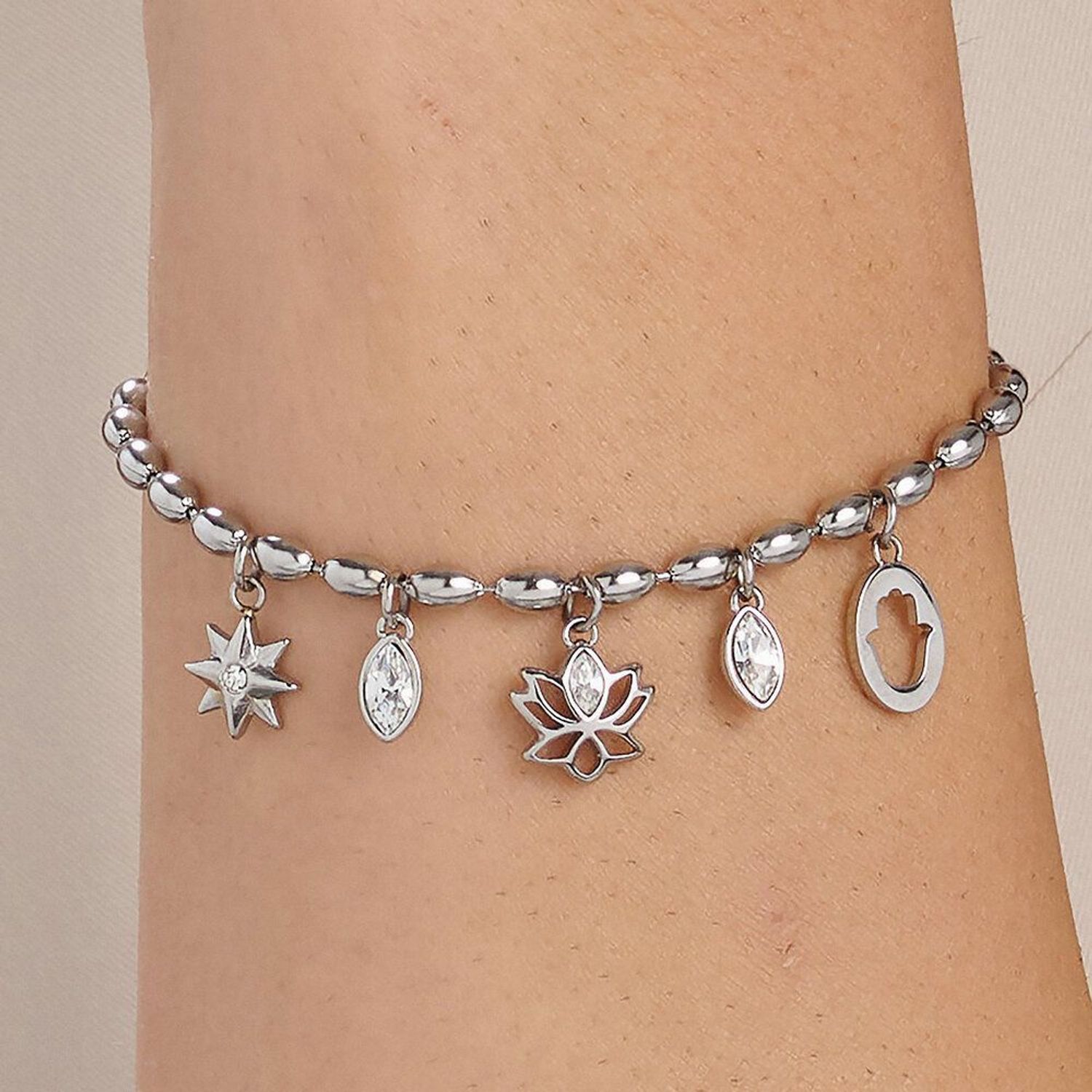 Bransoletka Brosway CHAKRA BHKB251 z kolekcji Chakra. Wykonana ze stali chirurgicznej 316L, ozdobiona białymi kamieniami i zawieszkami symbolizującymi szczęście i ochronę. Idealna na co dzień 1.jpg