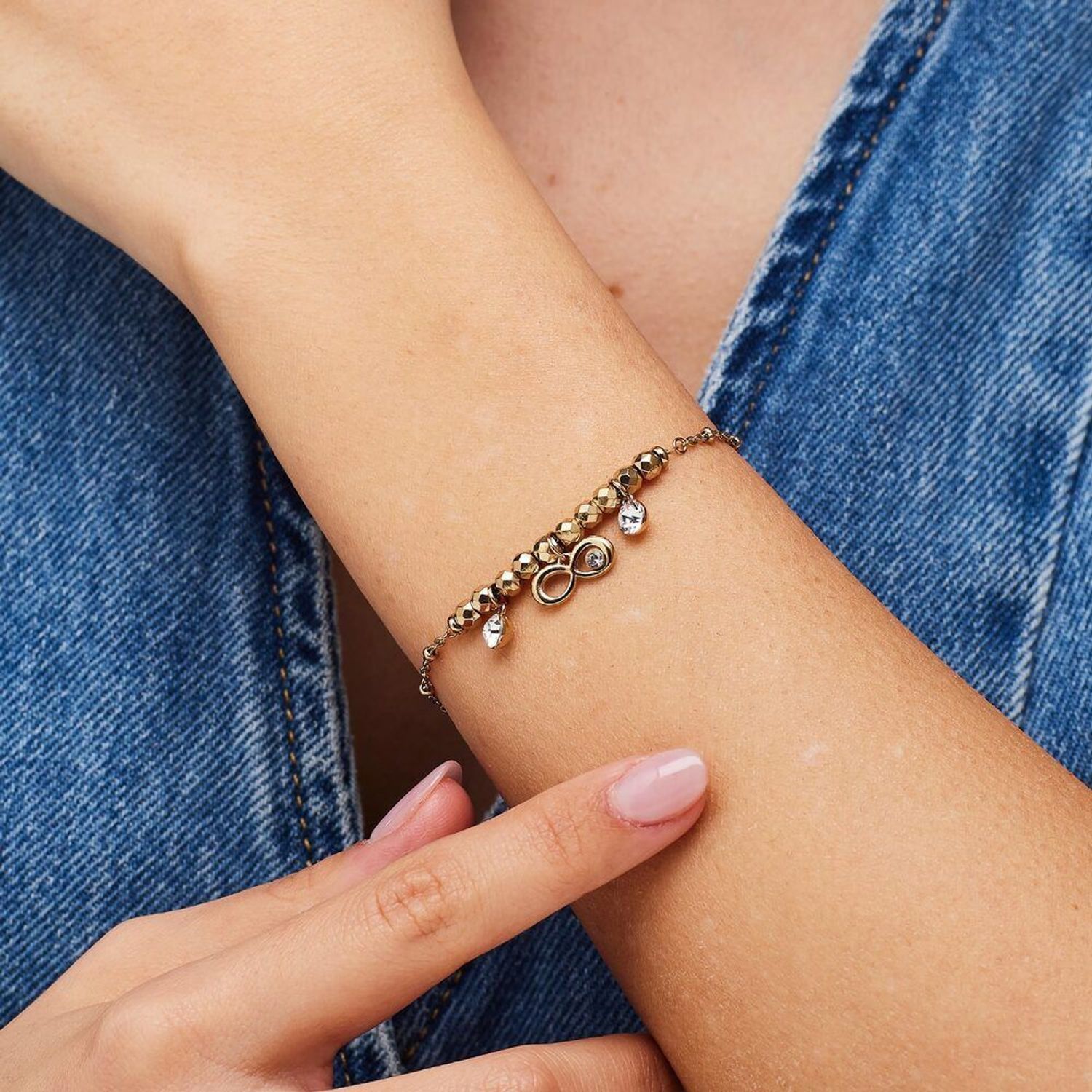 Bransoletka Brosway Chakra BHKB262 – stal 316L, złoty PVD, biały koralik, zawieszka nieskończoności. Stylowy dodatek z eleganckim przesłaniem.1.jpg