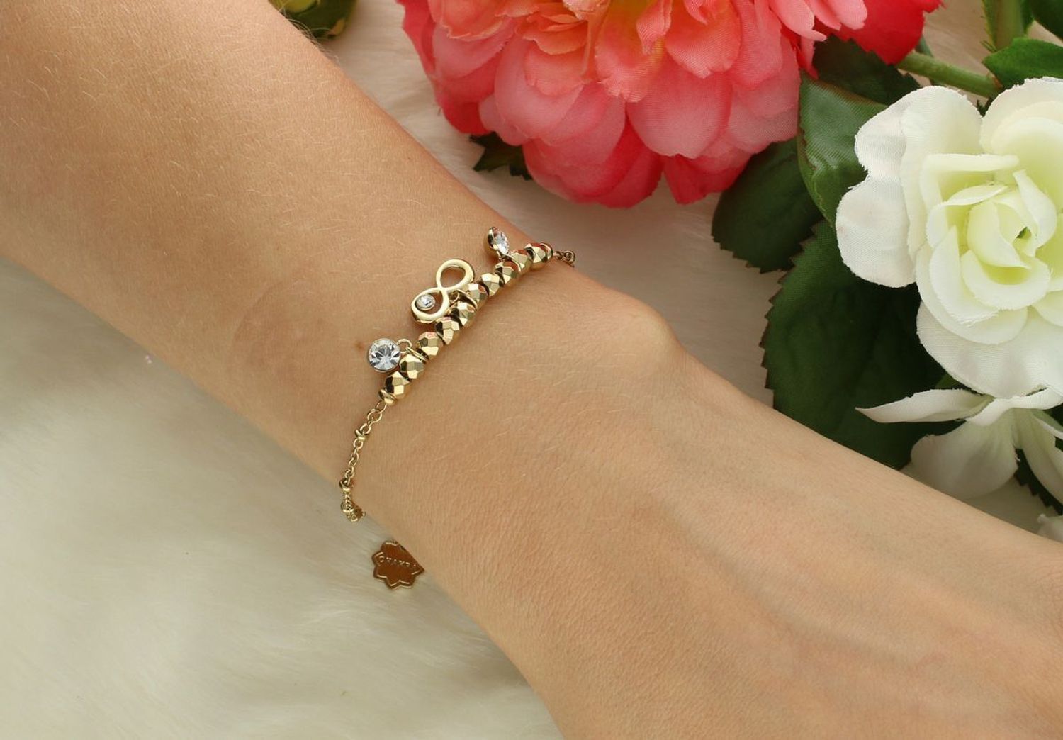 Bransoletka Brosway Chakra BHKB262 – stal 316L, złoty PVD, biały koralik, zawieszka nieskończoności. Stylowy dodatek z eleganckim przesłaniem.1.jpg