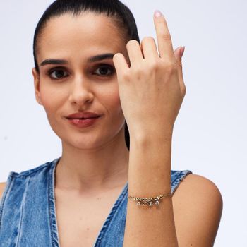 Bransoletka Brosway Chakra BHKB262 – stal 316L, złoty PVD, biały koralik, zawieszka nieskończoności. Stylowy dodatek z eleganckim przesłaniem.2.jpg