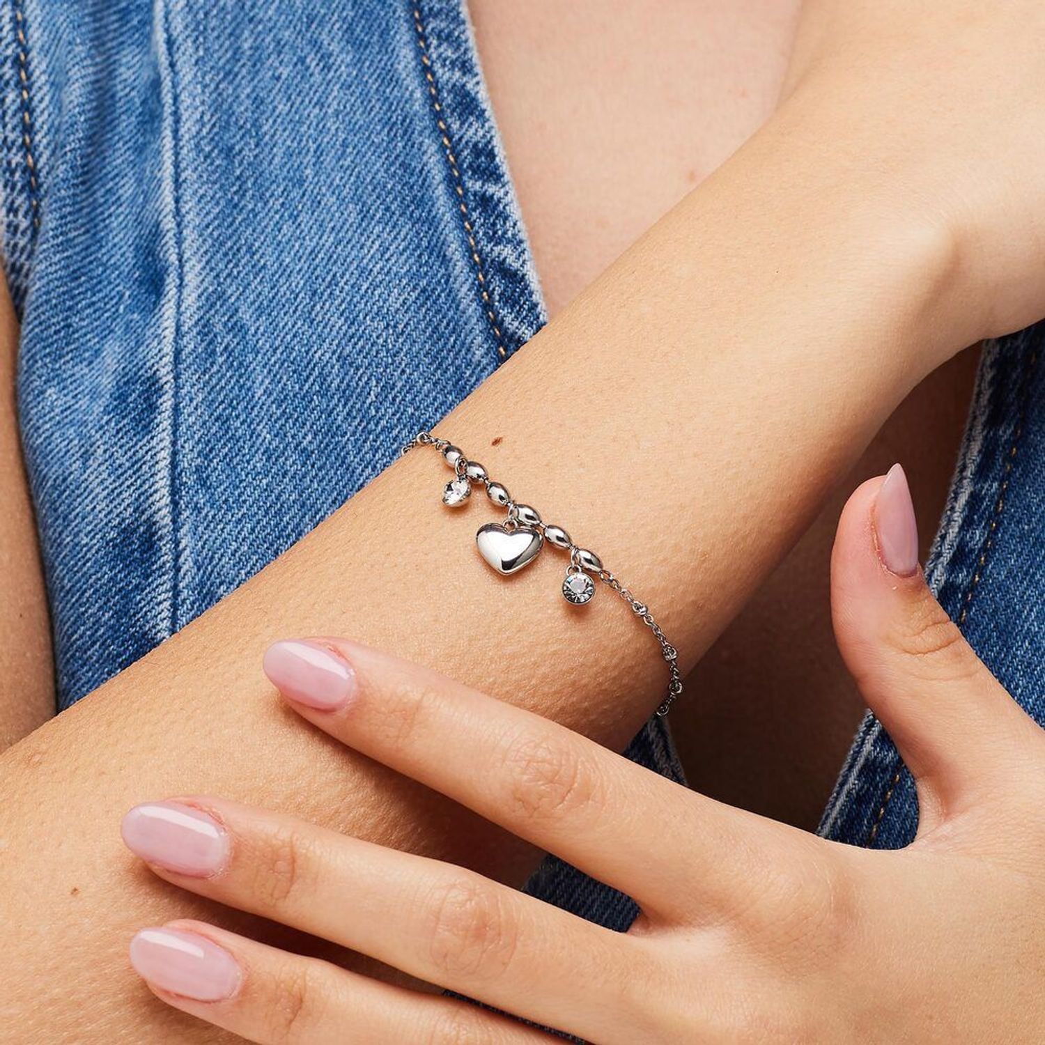 Bransoletka Brosway CHAKRA BHKB263 wykonana ze stali chirurgicznej 316L, ozdobiona białymi kamieniami symbolizującymi harmonię i spokój. Stylowy i elegancki dodatek idealny na co dzień.1.jpg