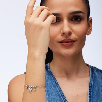 Bransoletka Brosway CHAKRA BHKB263 wykonana ze stali chirurgicznej 316L, ozdobiona białymi kamieniami symbolizującymi harmonię i spokój. Stylowy i elegancki dodatek idealny na co dzień.22.jpg