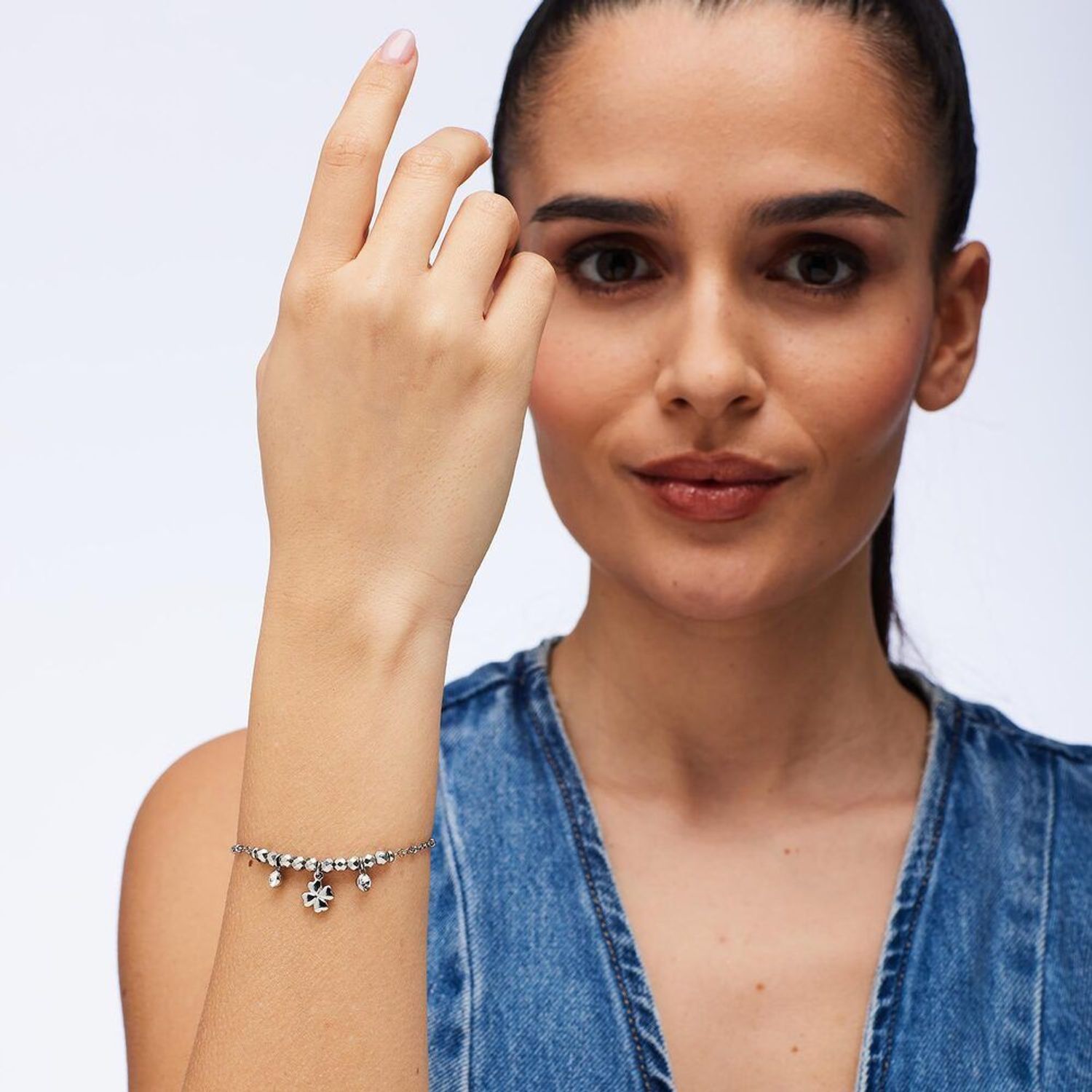 Bransoletka Brosway CHAKRA BHKB265 wykonana ze stali chirurgicznej 316L. Ozdobiona przezroczystymi kamieniami i zawieszką w kształcie czterolistnej koniczyny. Elegancki prezent dla kobiety.1.jpg