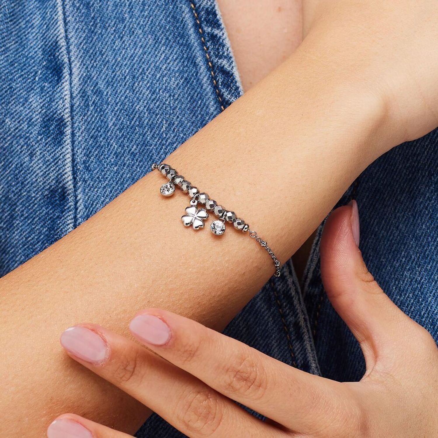 Bransoletka Brosway CHAKRA BHKB265 wykonana ze stali chirurgicznej 316L. Ozdobiona przezroczystymi kamieniami i zawieszką w kształcie czterolistnej koniczyny. Elegancki prezent dla kobiety.1.jpg