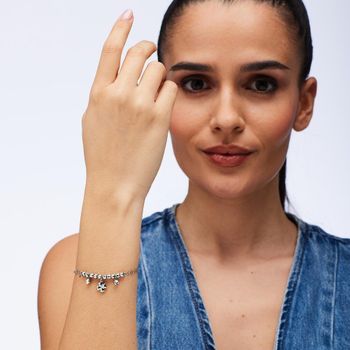 Bransoletka Brosway CHAKRA BHKB265 wykonana ze stali chirurgicznej 316L. Ozdobiona przezroczystymi kamieniami i zawieszką w kształcie czterolistnej koniczyny. Elegancki prezent dla kobiety.2.jpg