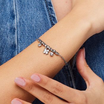 Bransoletka Brosway CHAKRA BHKB265 wykonana ze stali chirurgicznej 316L. Ozdobiona przezroczystymi kamieniami i zawieszką w kształcie czterolistnej koniczyny. Elegancki prezent dla kobiety3.jpg