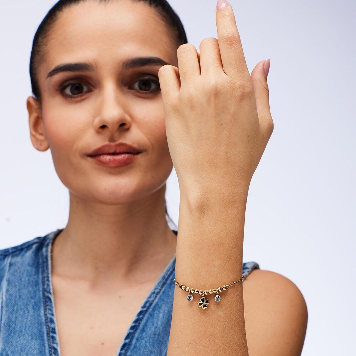 Złota bransoletka Brosway Chakra BHKB266 z koniczynką i przezroczystymi kamieniami. Symbol szczęścia i elegancji. Oryginalne pudełko, idealna na prezent.1.jpg