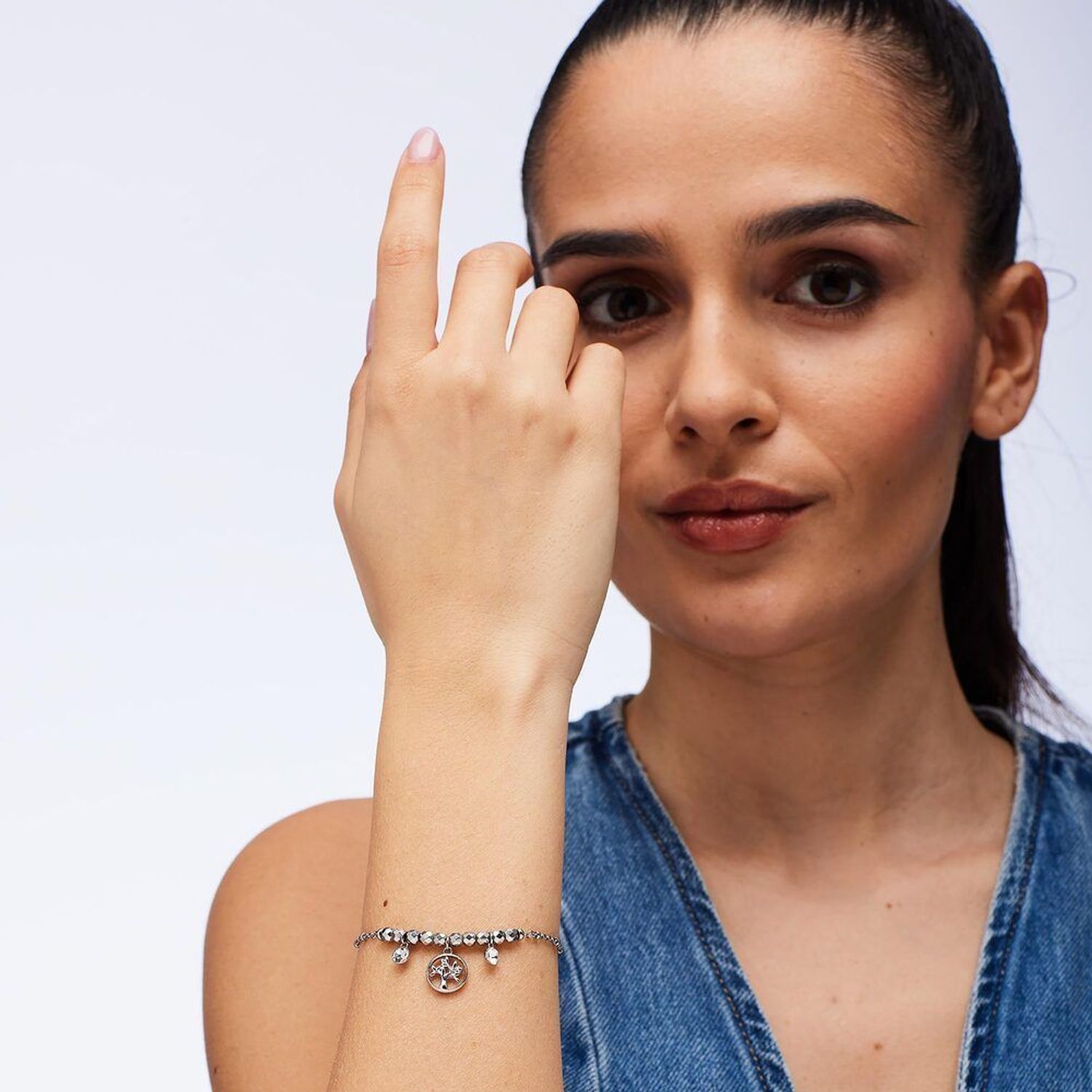 Bransoletka Brosway CHAKRA BHKB269 wykonana ze stali chirurgicznej 316L. Ozdobiona kryształami i symbolem drzewa życia – elegancka, trwała i idealna na prezent.1.jpg