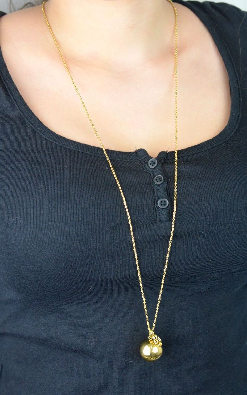 Naszyjnik Brosway Bola BHKN155 z dzwoneczkiem i koniczynką  Biżuteria ciążowa 100 cm złocona stal 316L (2).jpg