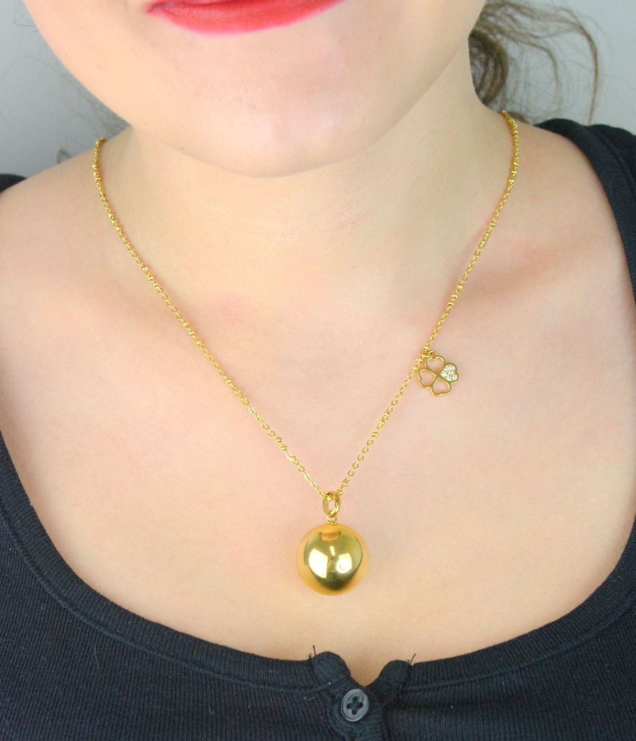 Naszyjnik Brosway Bola BHKN155 z dzwoneczkiem i koniczynką  Biżuteria ciążowa 100 cm złocona stal 316L (2).jpg