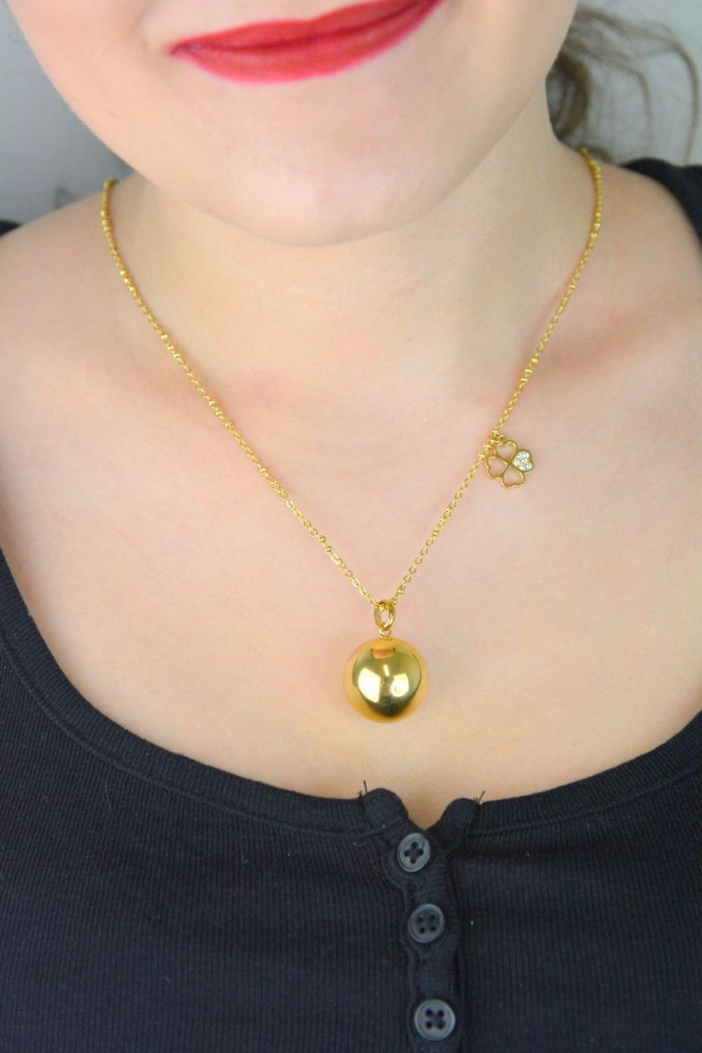 Naszyjnik Brosway Bola BHKN155 z dzwoneczkiem i koniczynką  Biżuteria ciążowa 100 cm złocona stal 316L (2).jpg