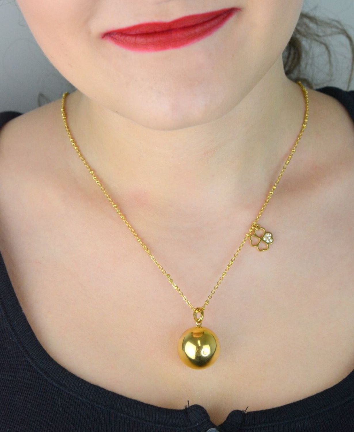 Naszyjnik Brosway Bola BHKN155 z dzwoneczkiem i koniczynką  Biżuteria ciążowa 100 cm złocona stal 316L (2).jpg