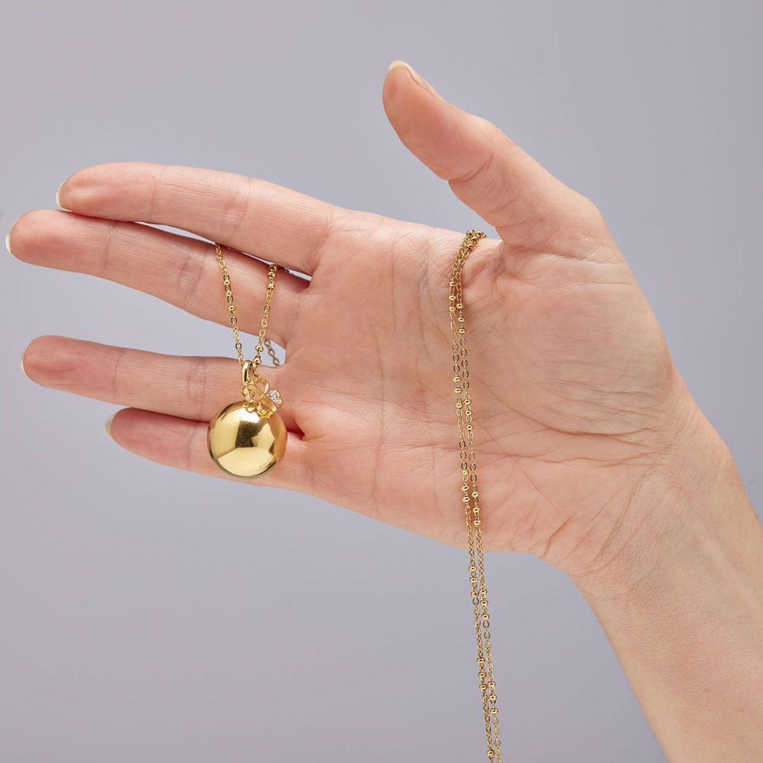 Naszyjnik Brosway Bola BHKN155 z dzwoneczkiem i koniczynką  Biżuteria ciążowa 100 cm złocona stal 316L (2).jpg