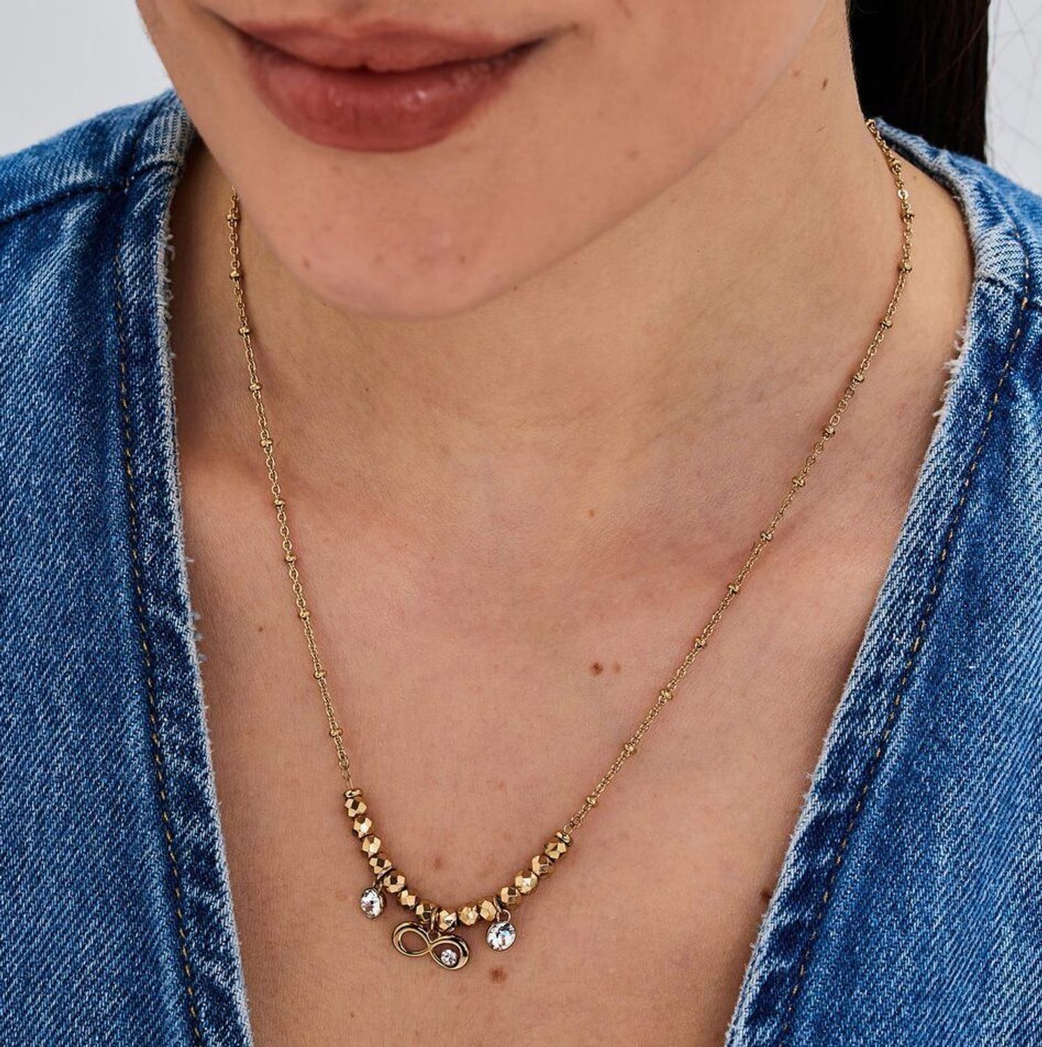 Naszyjnik Brosway złocony z symbolem nieskończoności i białymi kryształami  Biżuteria stalowa 316L (1).jpg