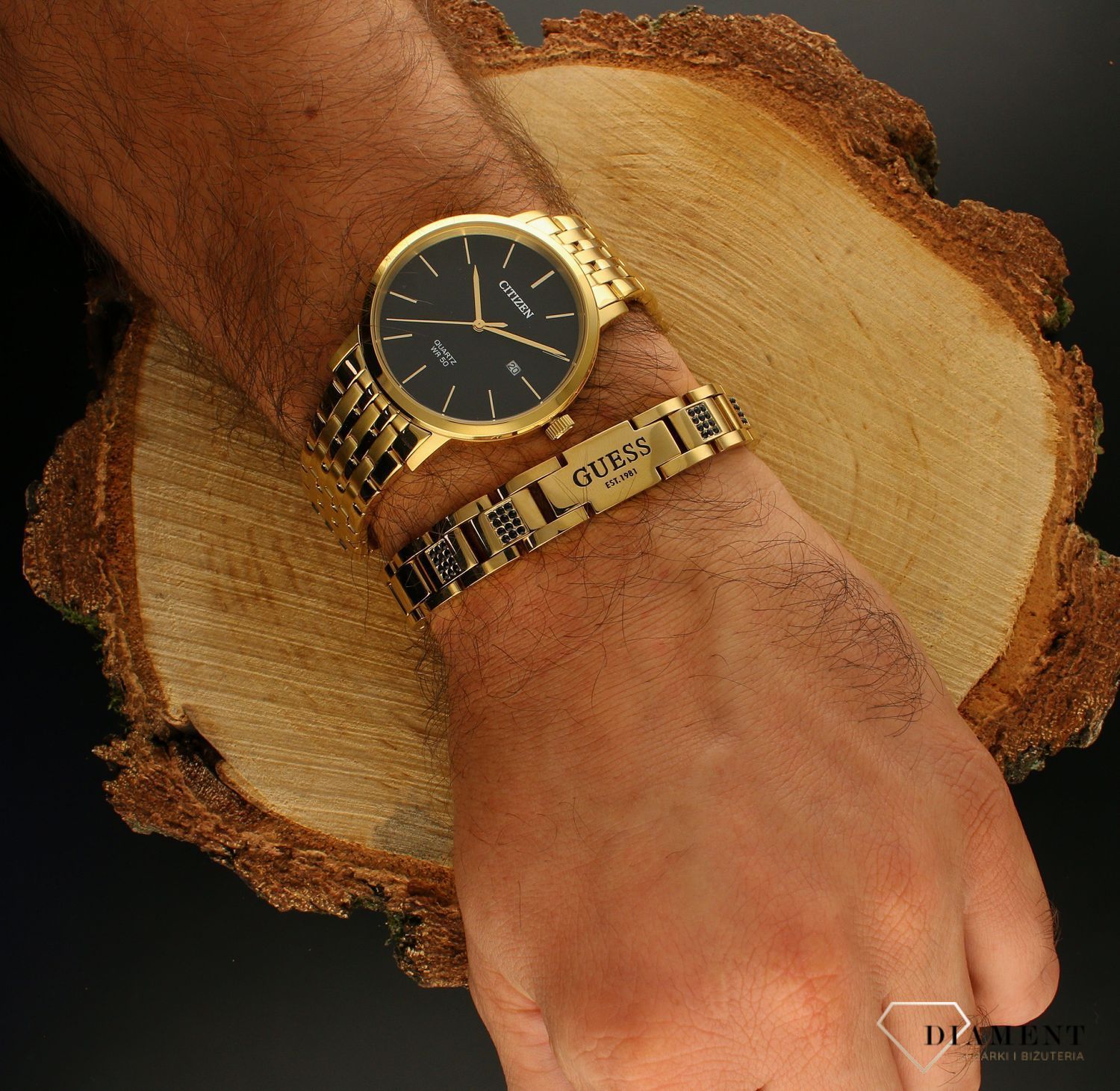 Zegarek męski Citizen BI5072-51E koloru złotego wyposażony jest w kwarcowy mechanizm, zasilany za pomocą baterii. Posiada bardzo wysoką dokładność mierzenia czasu +- 10 sekund w przeciągu 30 dni..webp