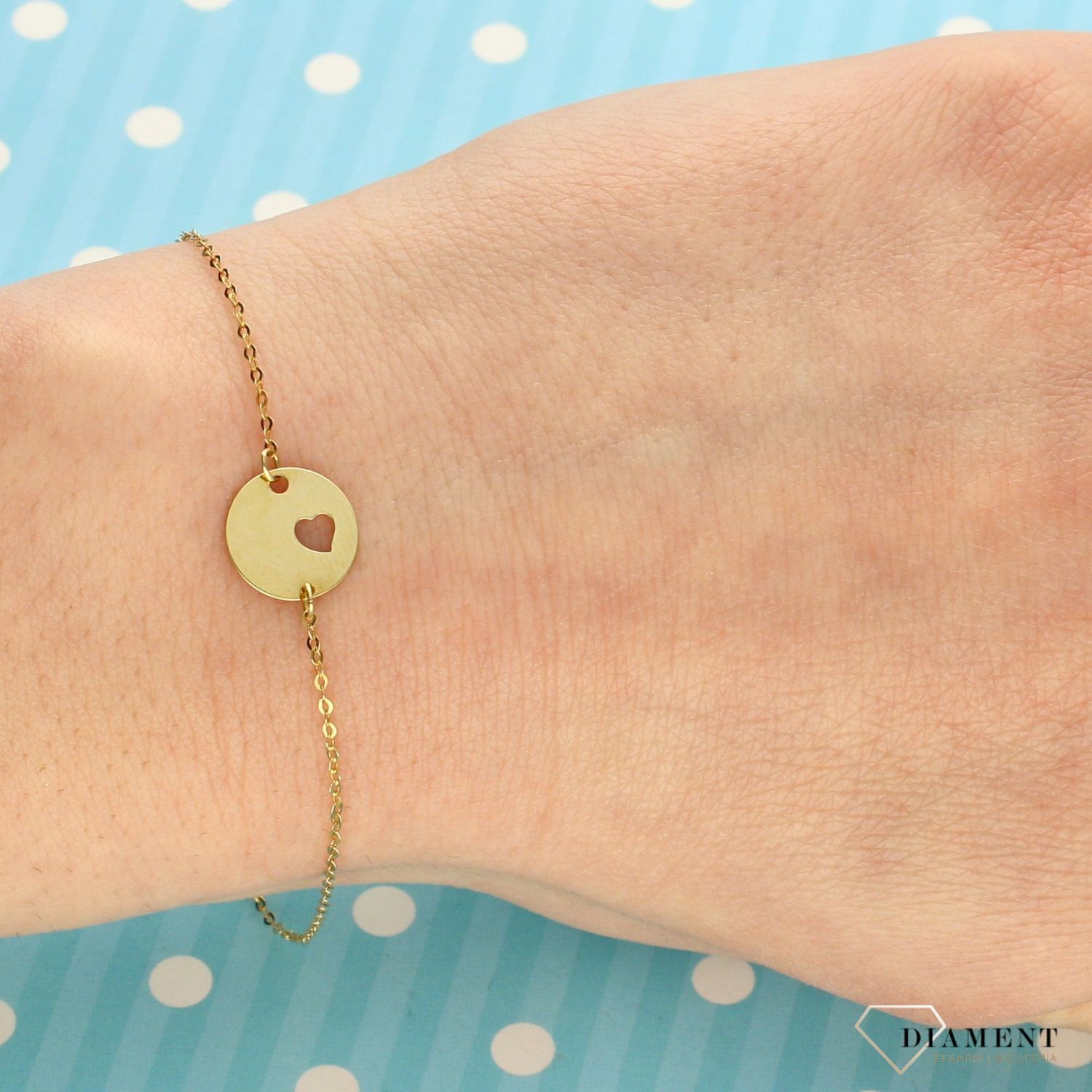Złota bransoletka z motywem kółka na którym zostało wycięte serduszko to piękny upominek dla ukochanej kobiety. Złota biżuteria. Bransoletka z serduszkiem.  (1).jpg