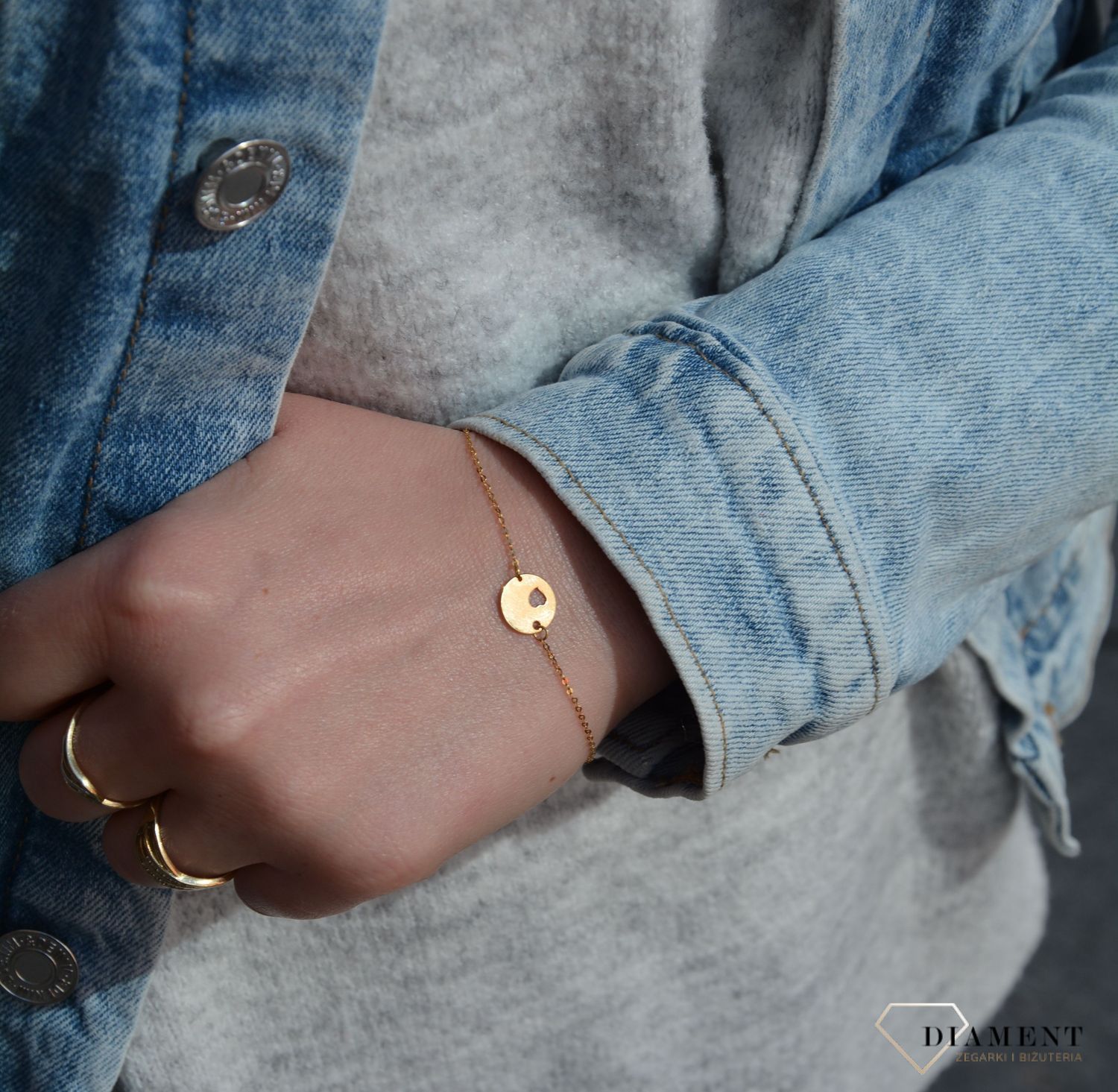 Złota bransoletka z motywem kółka na którym zostało wycięte serduszko to piękny upominek dla ukochanej kobiety. Złota biżuteria. Bransoletka z serduszkiem.  (1).jpg