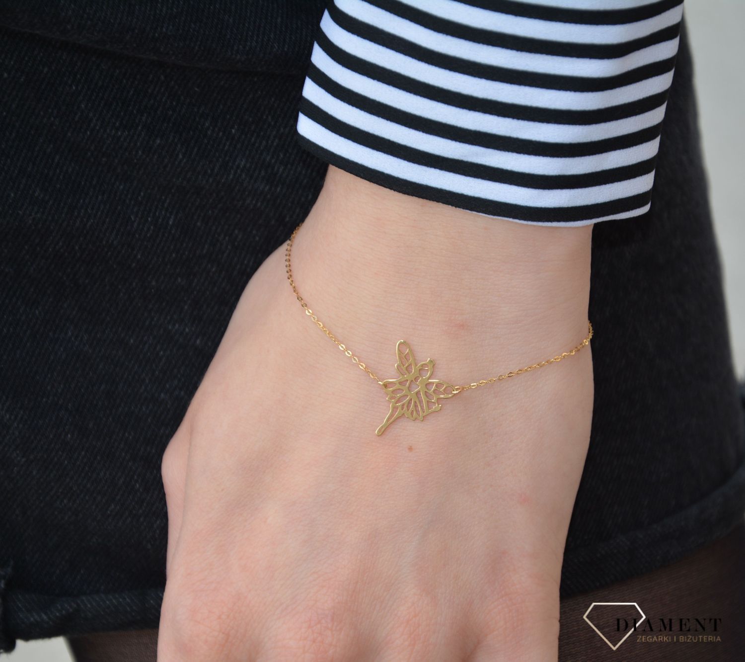 Piękna złota bransoletka typu celebrytka z nowoczesnym elementem ozdobnym w postaci wróżki. Bransoletka została wykonana z wysokiej jakości złota próby 585.  (1).jpg