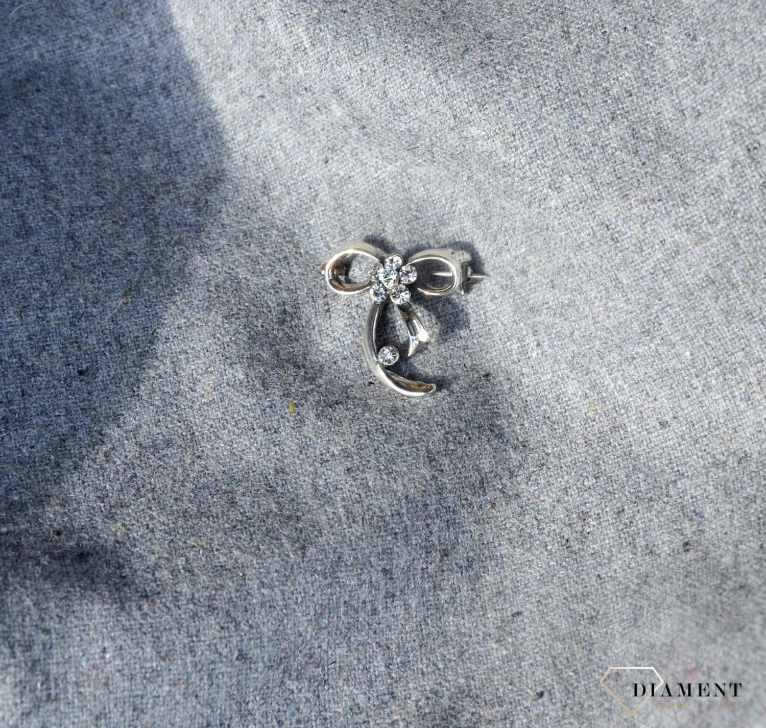 Srebrna broszka kokardka z cyrkoniami BKBR000000-332.jpg