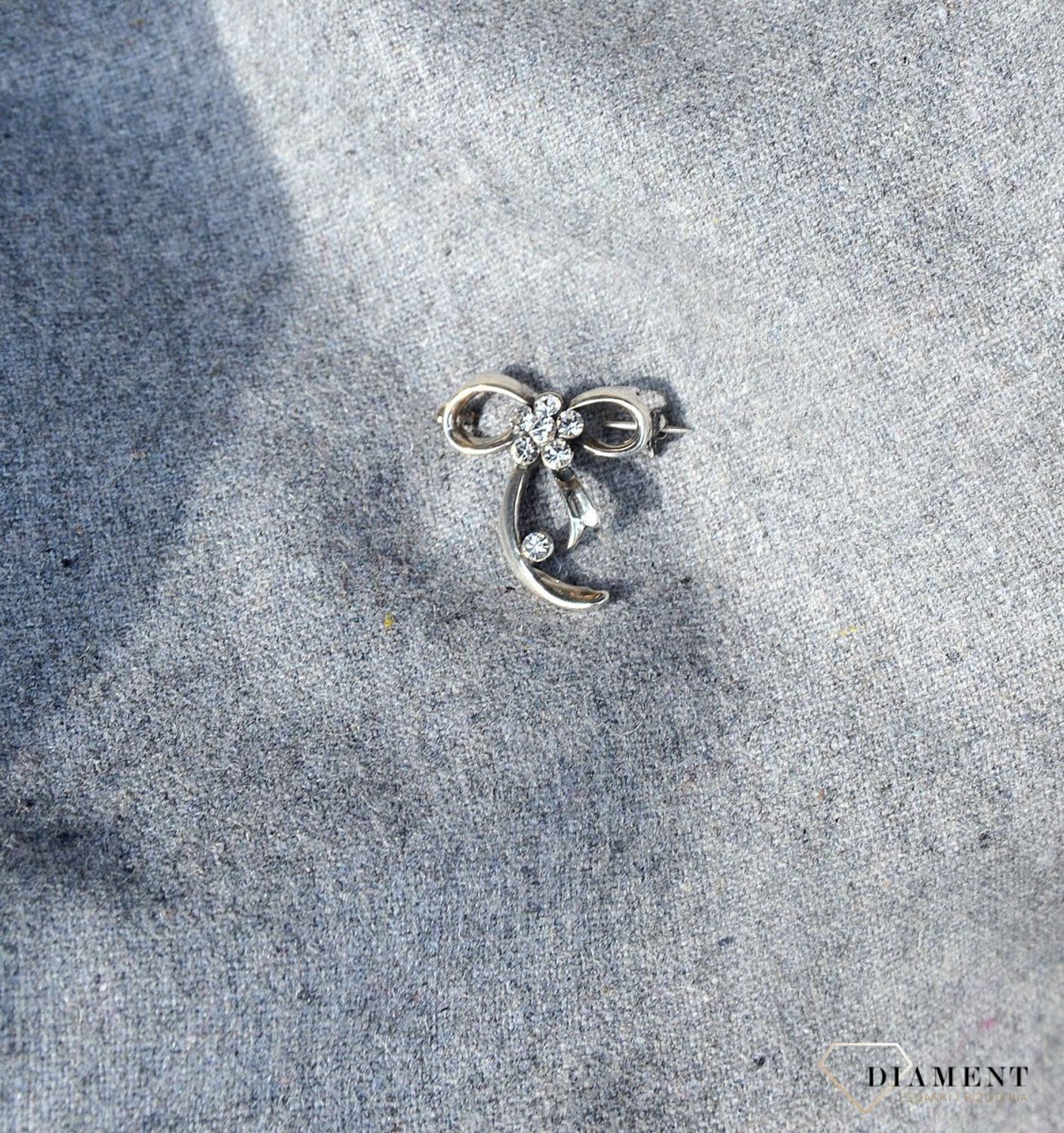 Srebrna broszka kokardka z cyrkoniami BKBR000000-332.jpg