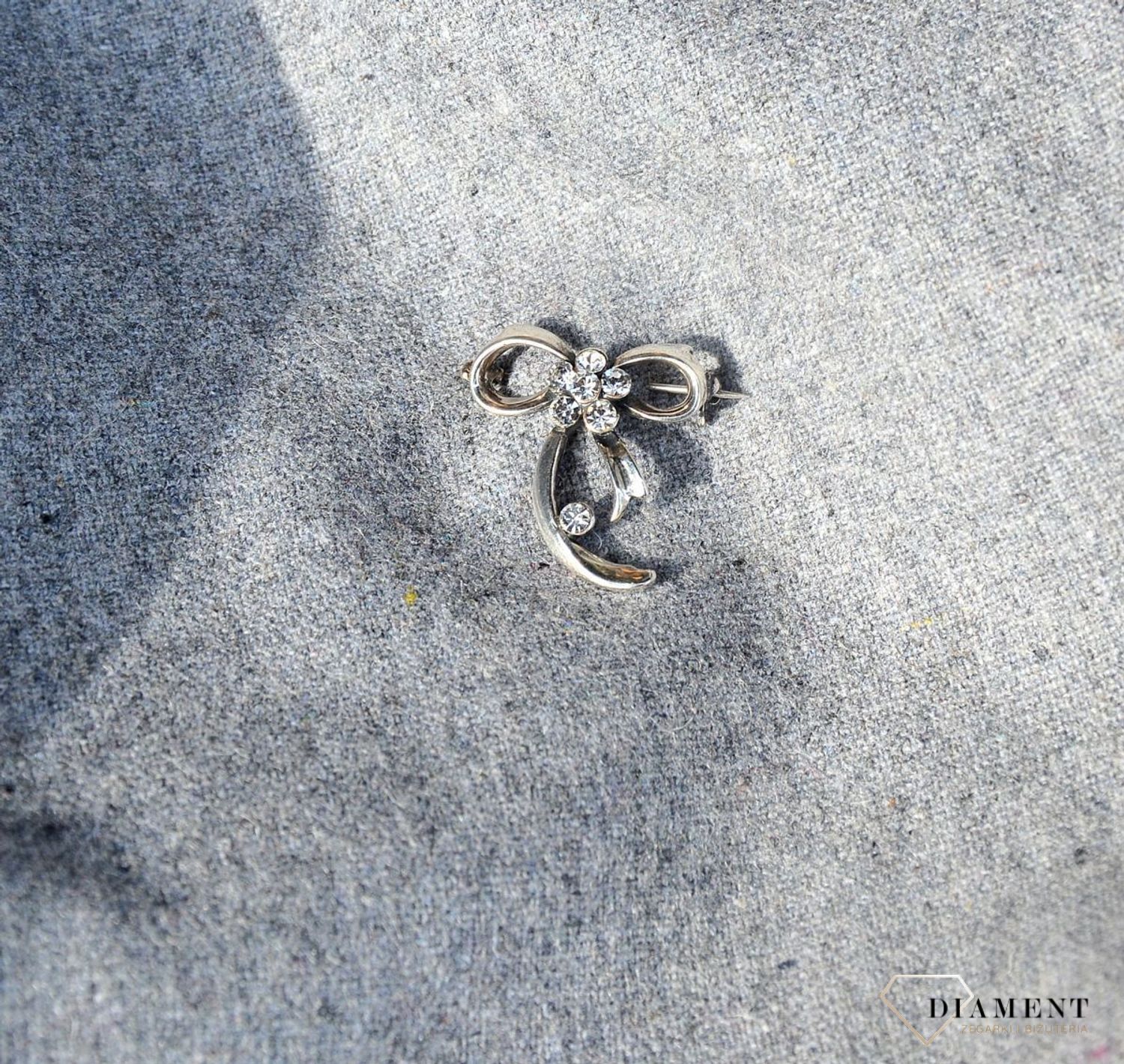 Srebrna broszka kokardka z cyrkoniami BKBR000000-332.jpg