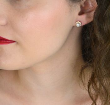 Złote kolczyki 585 z dużą perłą i białymi cyrkoniami, waga 2,30 g. Połączenie klasyki i nowoczesnego stylu – idealne na prezent i wyjątkowe okazje (4).JPG