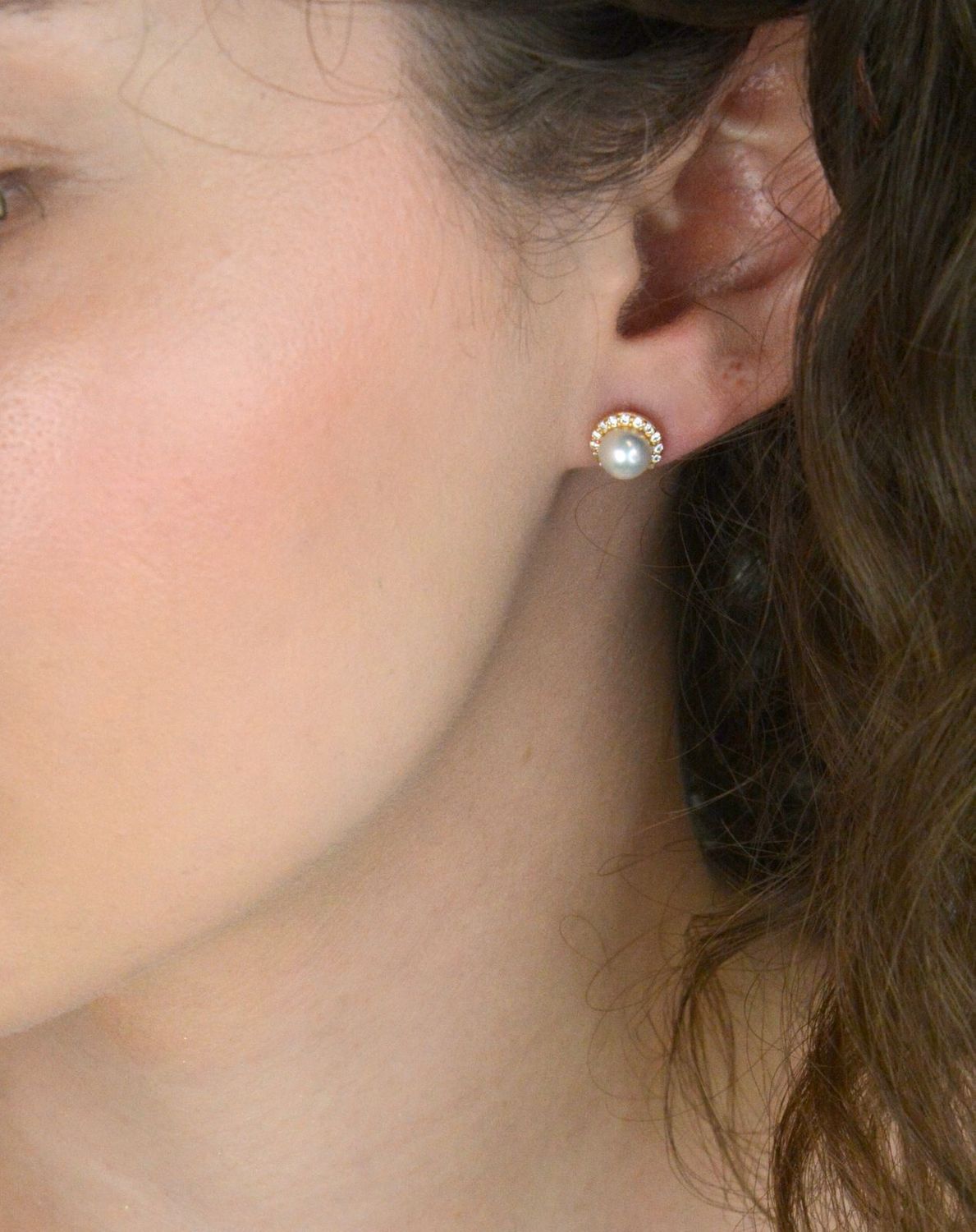 Złote kolczyki 585 z dużą perłą i białymi cyrkoniami, waga 2,30 g. Połączenie klasyki i nowoczesnego stylu – idealne na prezent i wyjątkowe okazje.1.jpg