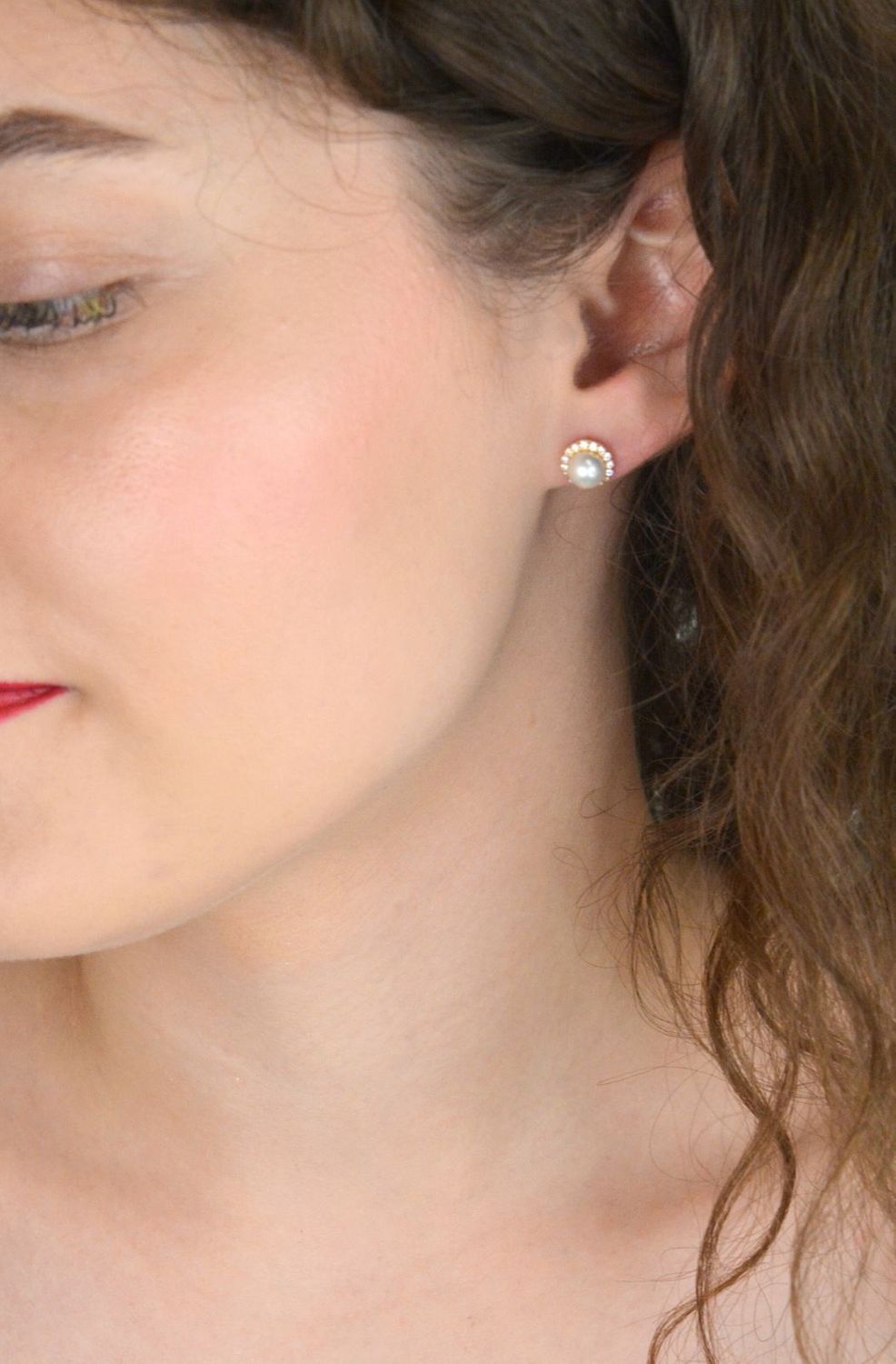 Złote kolczyki 585 z dużą perłą i białymi cyrkoniami, waga 2,30 g. Połączenie klasyki i nowoczesnego stylu – idealne na prezent i wyjątkowe okazje.1.jpg