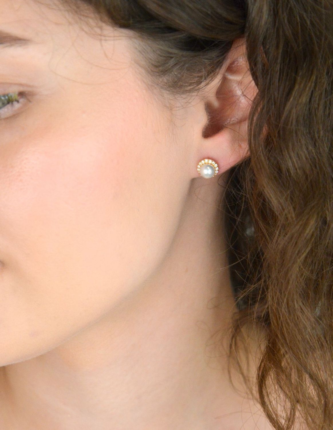 Złote kolczyki 585 z dużą perłą i białymi cyrkoniami, waga 2,30 g. Połączenie klasyki i nowoczesnego stylu – idealne na prezent i wyjątkowe okazje.1.jpg