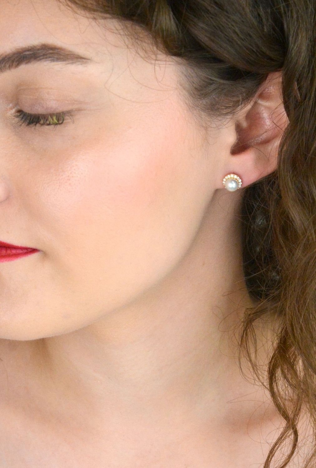 Złote kolczyki 585 z dużą perłą i białymi cyrkoniami, waga 2,30 g. Połączenie klasyki i nowoczesnego stylu – idealne na prezent i wyjątkowe okazje.1.jpg