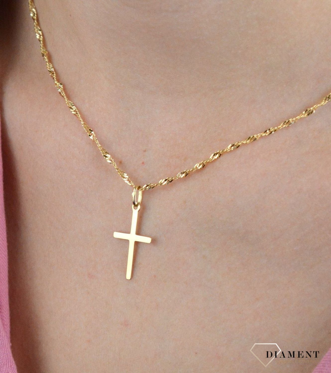 Złota zawieszka na łańcuszek krzyżyk podwójny diamentowany BKKZ000000-395. Złoty wisiorek krzyżyk to biżuteria sakralna, która sprawdzi się jako prezent na takie okazje jak chrzest, bierzmowanie czy komunia..jpg