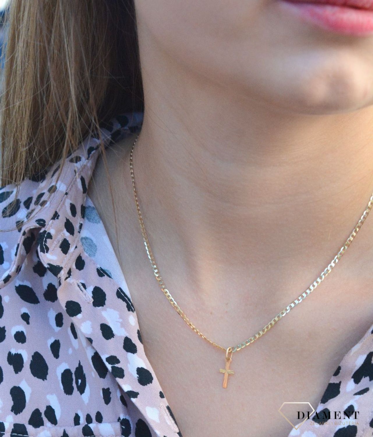 Złota zawieszka na łańcuszek krzyżyk diamentowany 1,5 cm BKKZ000000-398. Złoty wisiorek krzyżyk to biżuteria sakralna, która sprawdzi się jako prezent na takie okazje jak chrzest, bierzmowanie czy komunia..jpg